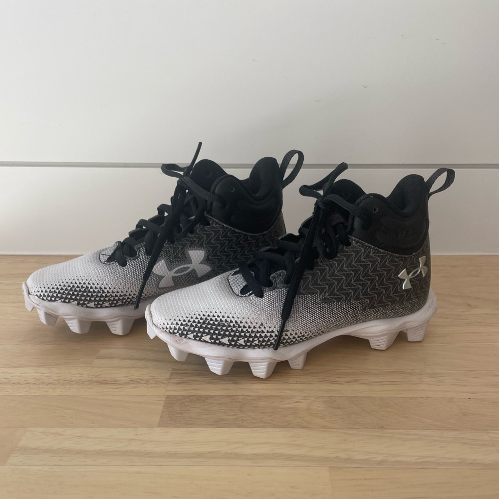 Under Armour Kids' Spotlight Franchise 3 Mid RM Football Cleats